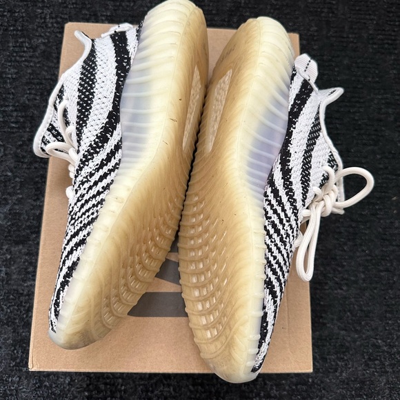 Yeezy Boost 350 in Zebra - Picture 5 of 5